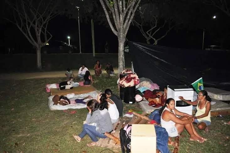 Famílias expulsas de área de terra na Vila Acre acampam na sede da Sehab 1 Famílias expulsas de área de terra na Vila Acre acampam na sede da Sehab