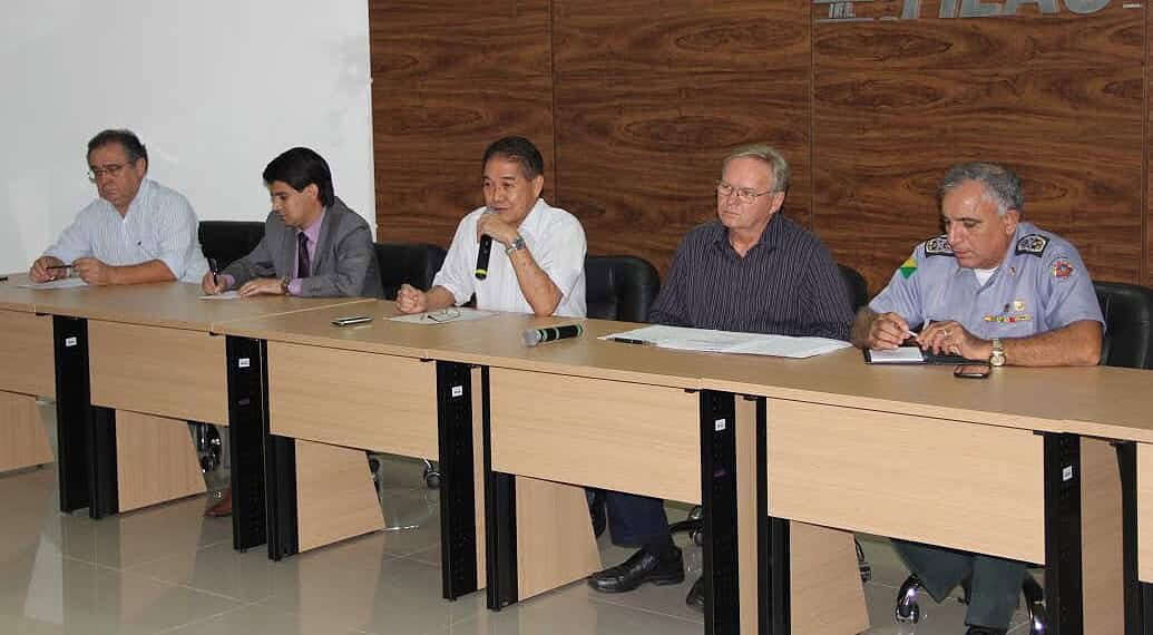 Empresários em reunião sobre segurança