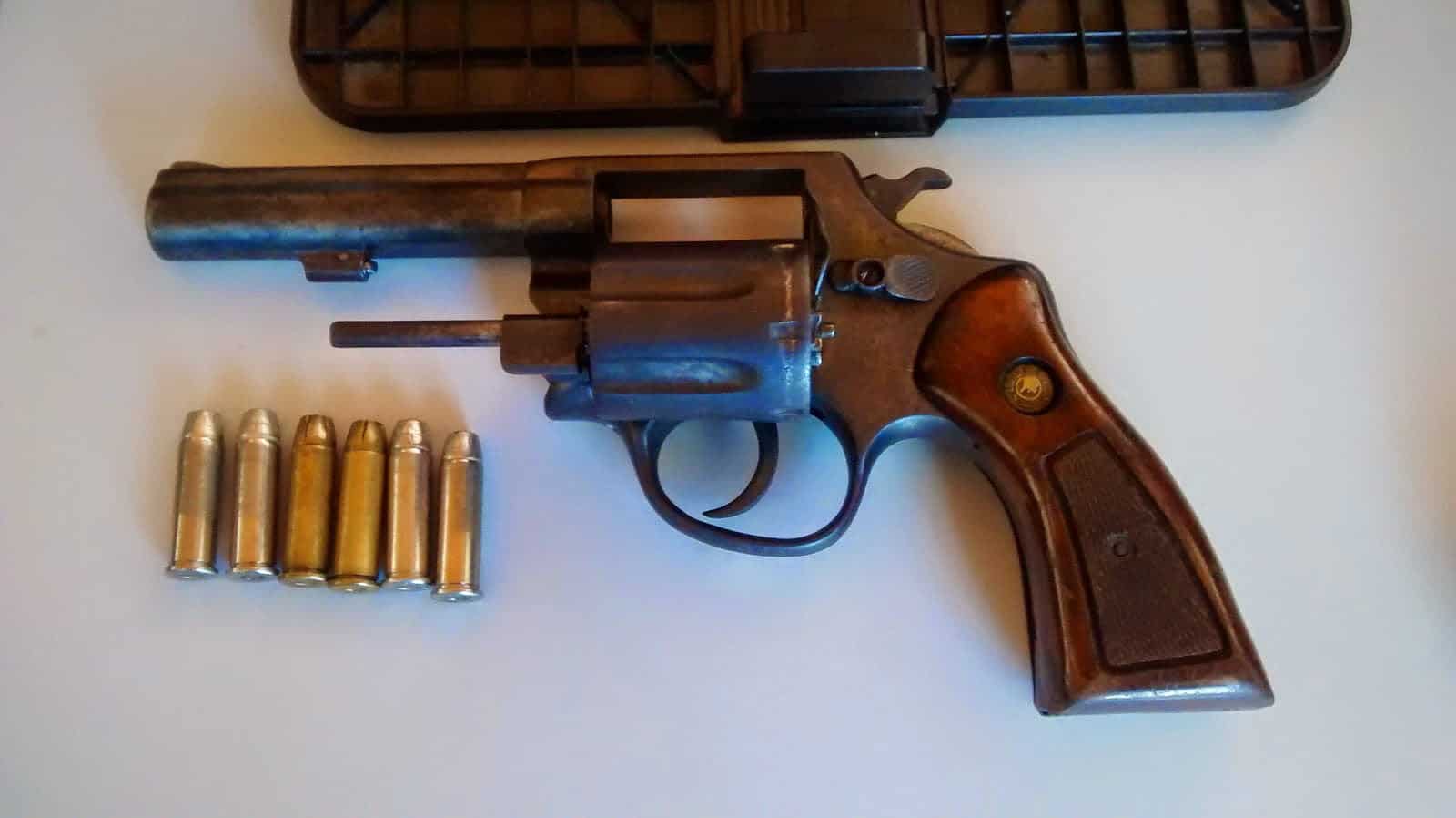 Arma teria sido usada em ameaças a pessoas na estrada