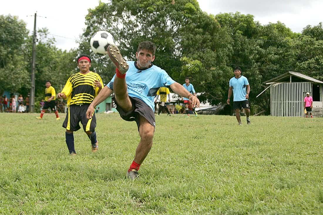 Torcida dos povos Shanenawá e Katukina acompanha disputa futebolística