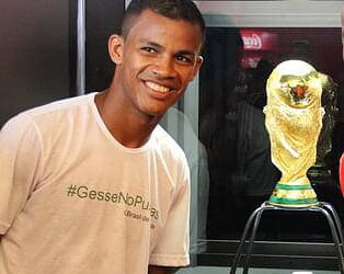 Após dois meses de gol histórico, atacante Gessé está desempregado