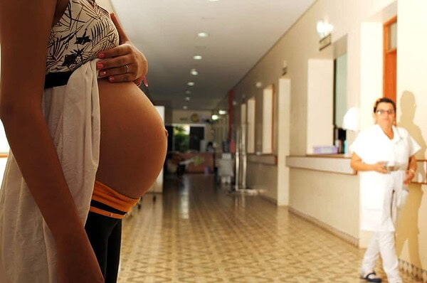 Grávidas que tomaram primeira dose da vacina Astrazeneca poderão tomar 2ª dose da Pfizer