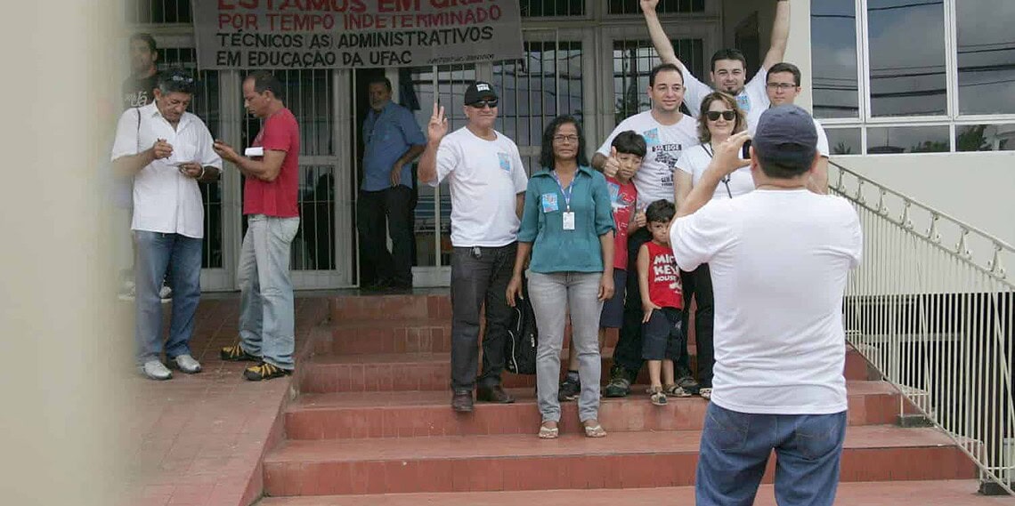 Servidores da Ufac em greve a quase três meses realizam ato