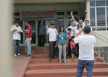 Servidores da Ufac em greve a quase três meses realizam ato
