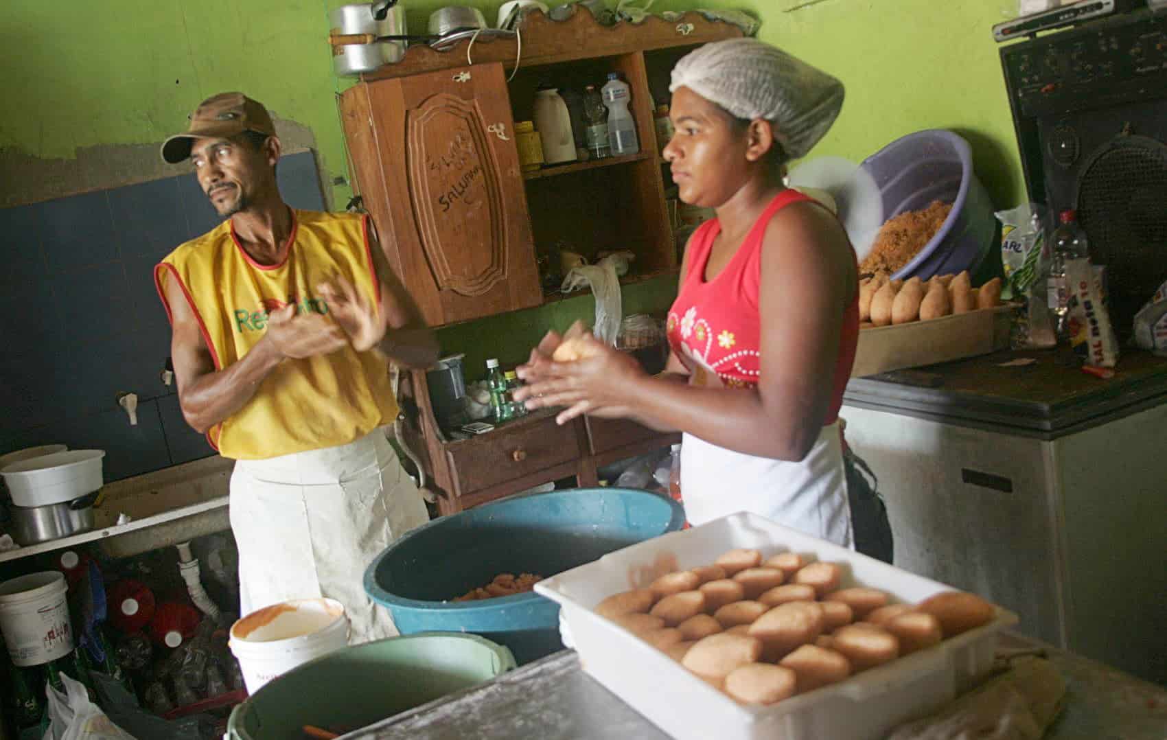 Salu e Deusilene fazem até mil quibes por dia, que serão vendidos nas ruas de Rio Branco