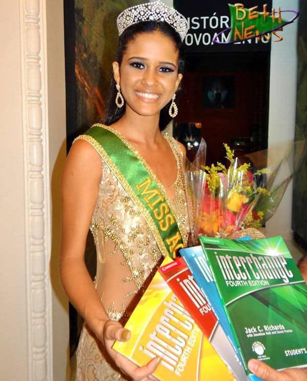 O Acre já tem a sua Miss Acre 2014. A bela estudante de Arquitetura Iasmyne Sampaio, eleita na noite de domingo, 8, em elegante festa promovida pela promoter e coordenadora oficial do concurso Meyre Manaus. ‘Luz que lá vem ela na passarela’. Iasmyne, em setembro, participa do Miss Brasil.