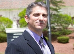 Merril terá de usar bracelete