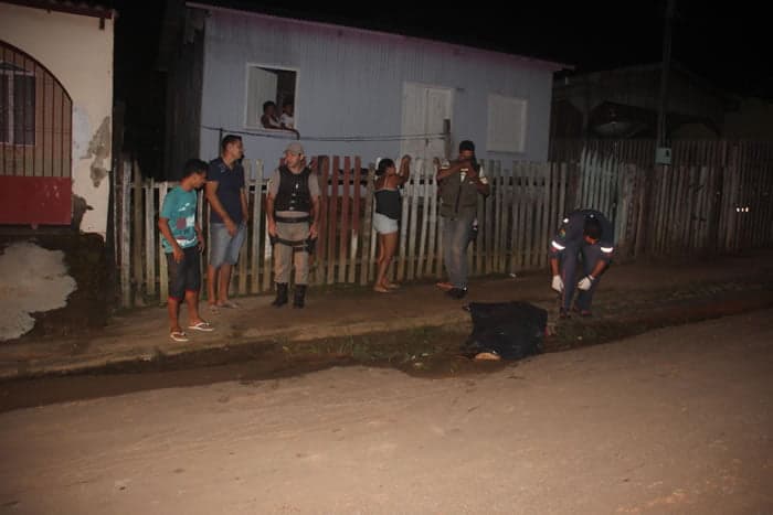 Jovem é executado com quatro tiros no bairro Novo Calafate 2 Jovem executado com quatro tiros no bairro Novo Calafate 6