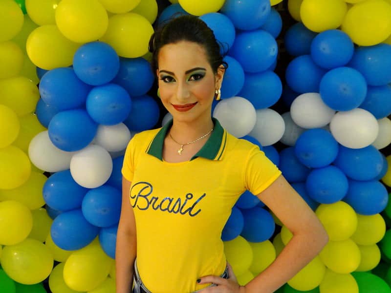 Make e penteados Svim Instituto de Beleza na bonita Ana Luiz Pluma para a Copa do Mundo. Assista na próxima segunda, 21 horas na TV 5.