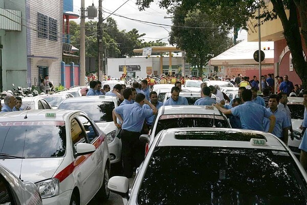 Trânsito caótico no Centro devido a manifestação dos mototaxistas e taxistas