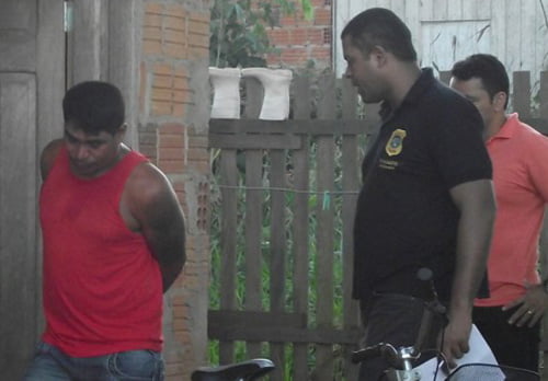 Momento da prisão de Romário em sua casa nesta semana