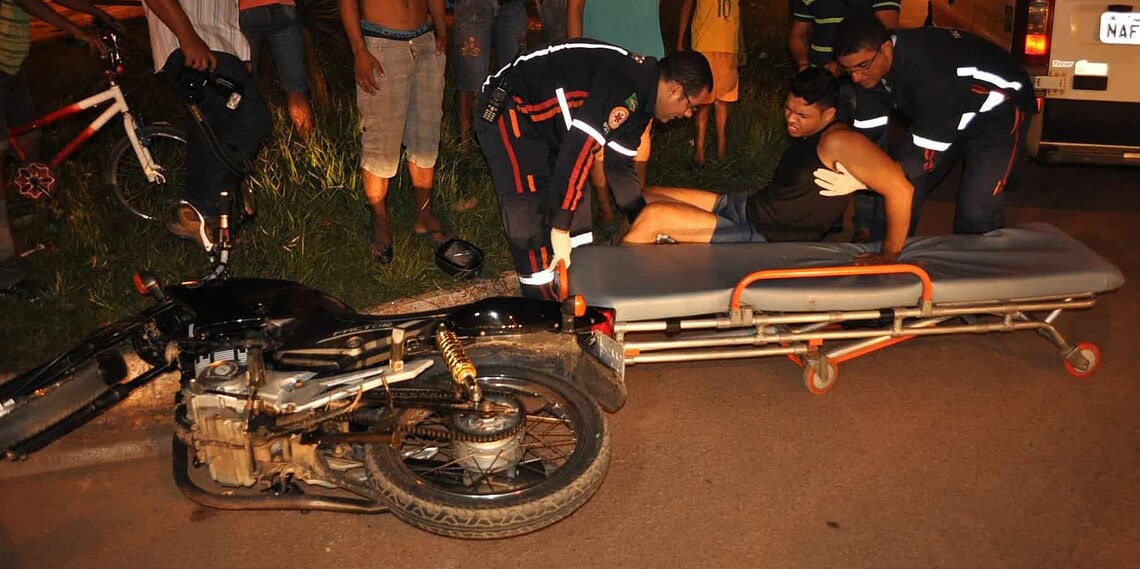 Motoqueiro bate contra carro em rotatória na Conquista 1 O estudante Tiago de Carvalho foi socorrido pelo Samu