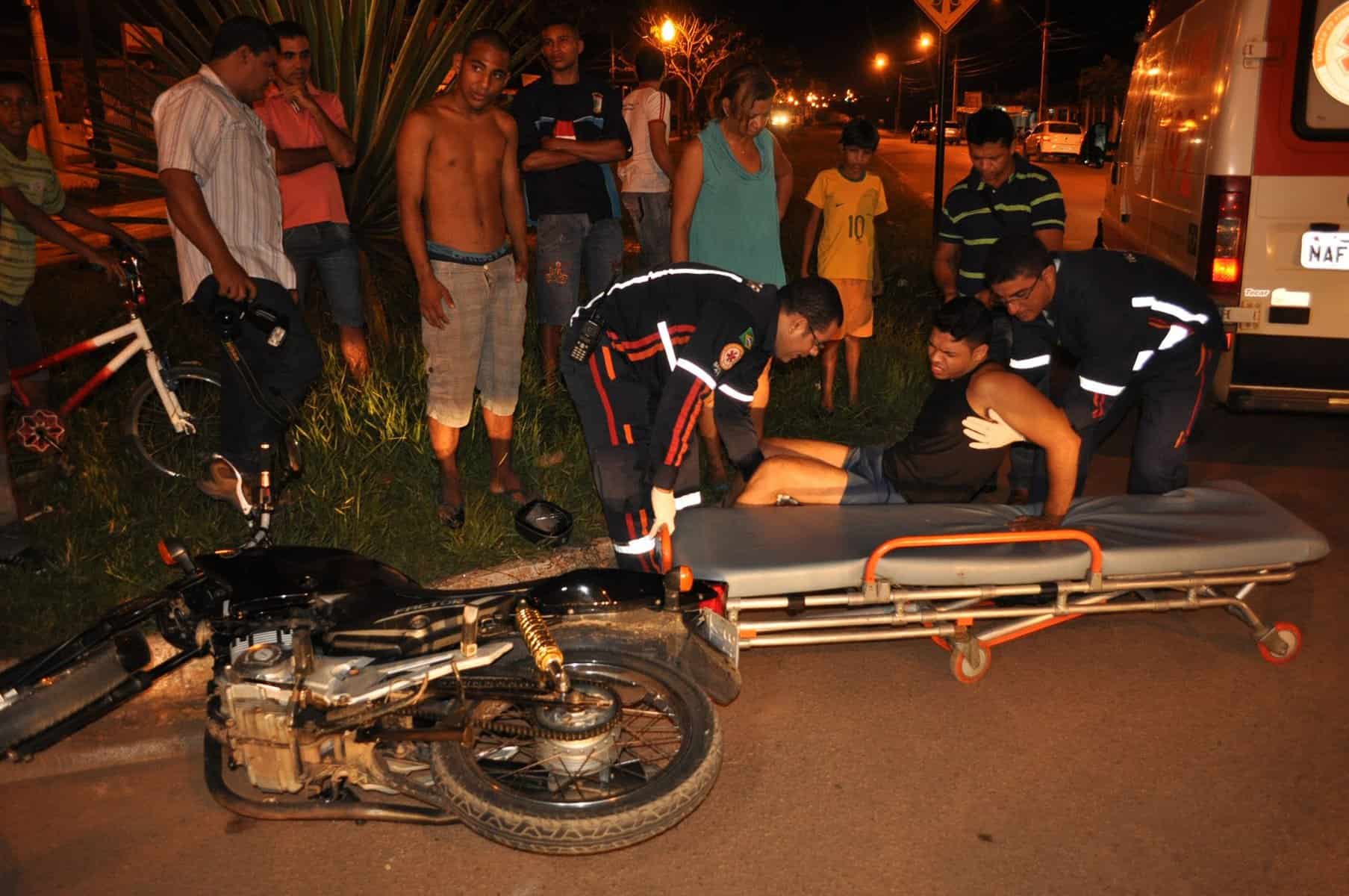 Motoqueiro bate contra carro em rotatória na Conquista 2 O estudante Tiago de Carvalho foi socorrido pelo Samu