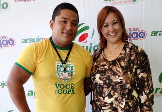 O grupo Araújo inaugurou quarta-feira a loja Araújo Amapá, localizada na Avenida Chico Mendes. Assista o evento na próxima segunda-feira, às 21 horas, na TV 5. Na foto, a repórter Gabi Scherolli e o subgerente Advilson Souza.