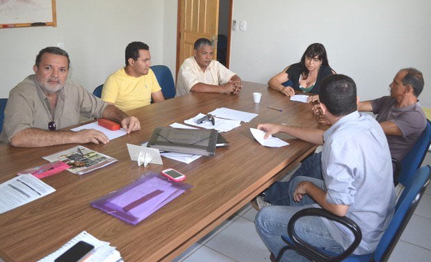 Professores da Ufac se reunem e rejeitam indicativo de greve