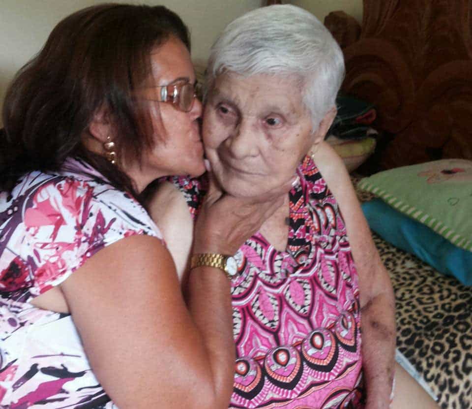 “Chorei de felicidade na primeira vez em que recebi o doutor na minha casa” 1 Rosita Araújo disse que chorou de felicidade quando a mãe, Alzira, passou a ser atendida por médicos em casa