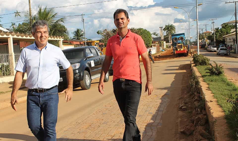 Jorge Viana diz que Sena Madureira pode ser polo de economia florestal 1 Senador Jorge Viana e o prefeito Mano Rufino: parceria para legalizar finanças de Sena Madureira