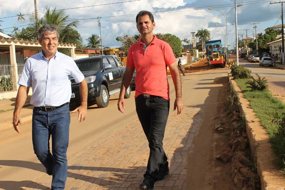 Jorge Viana diz que Sena Madureira pode ser polo de economia florestal 2 Senador Jorge Viana e o prefeito Mano Rufino: parceria para legalizar finanças de Sena Madureira