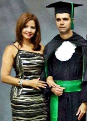 News 13/06/2014 8 Simone Félix e o filho Tiago Marinho, que fez curso de Medicina em Santa Cruz de La Sierra, na Bolívia, no elegante baile de formatura.