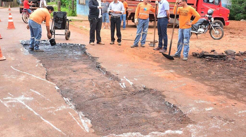 Prefeitura de Rio Branco avança com manutenção viária no bairro Taquari 1 Prefeito Marcus Alexandre esteve bem cedo no local