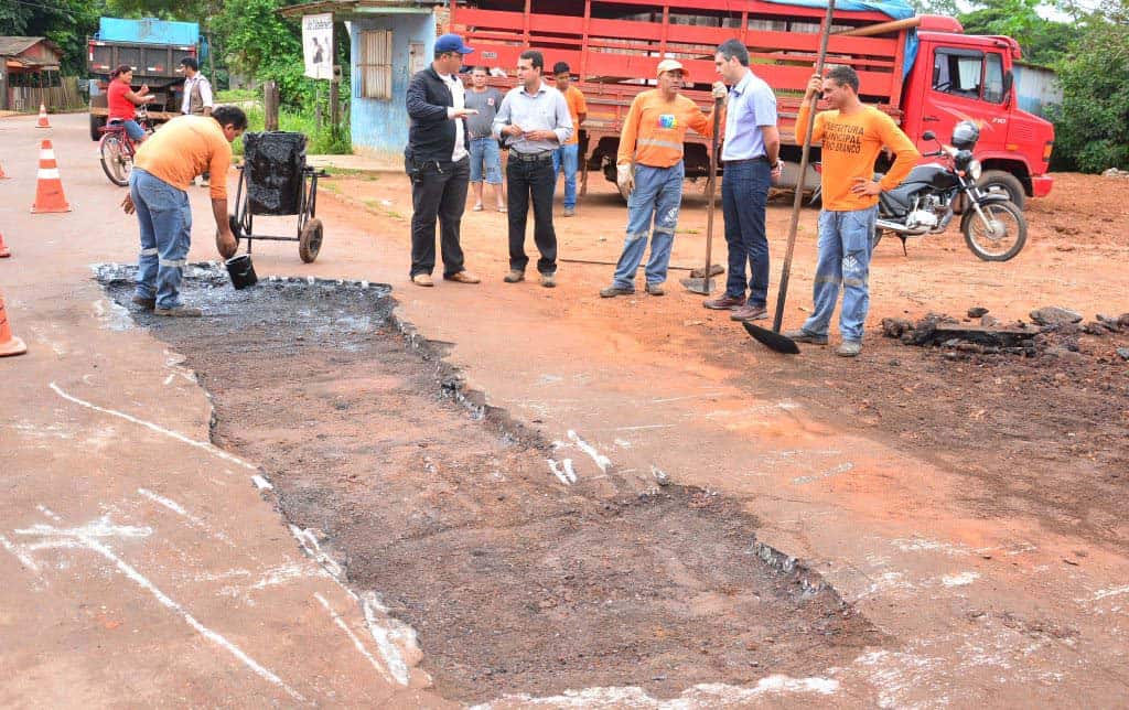 Prefeitura de Rio Branco avança com manutenção viária no bairro Taquari 2 Prefeito Marcus Alexandre esteve bem cedo no local