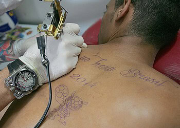 Em ano de Copa do Mundo vale até se tatuar com temas verde-amarelos