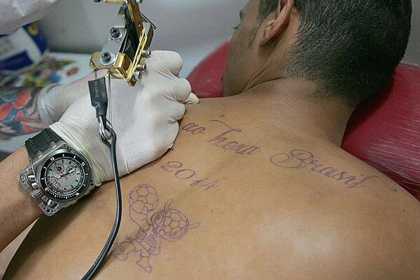 Em ano de Copa do Mundo vale até se tatuar com temas verde-amarelos