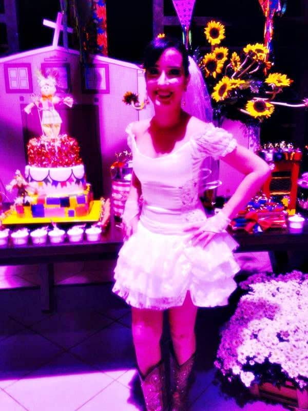 Tendo como tema festa junina com direito a uma animada quadrilha e diversidade de comidas típicas a bonita Letícia Maia Oliveira comemorou seus 15 anos 