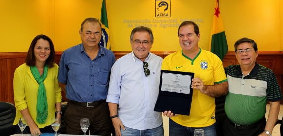 Tião Viana recebeu homenagem de comerciantes ontem