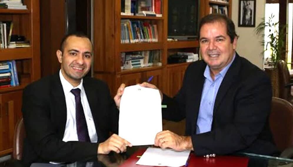 Governador Tião Viana sancionou lei ao lado do desembargador Sérgio Barros