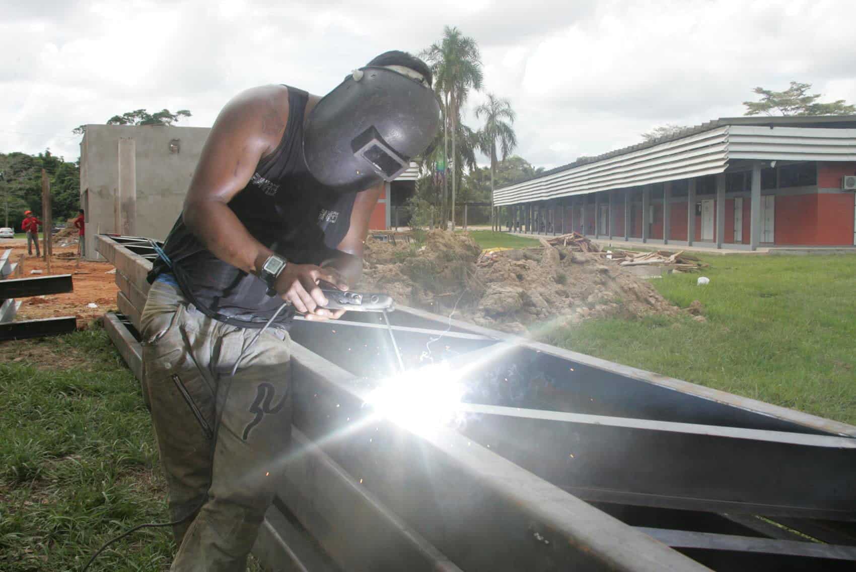 Operário trabalha na construção de quiosques; prazo de 90 dias ao custo de R$ 3 milhões