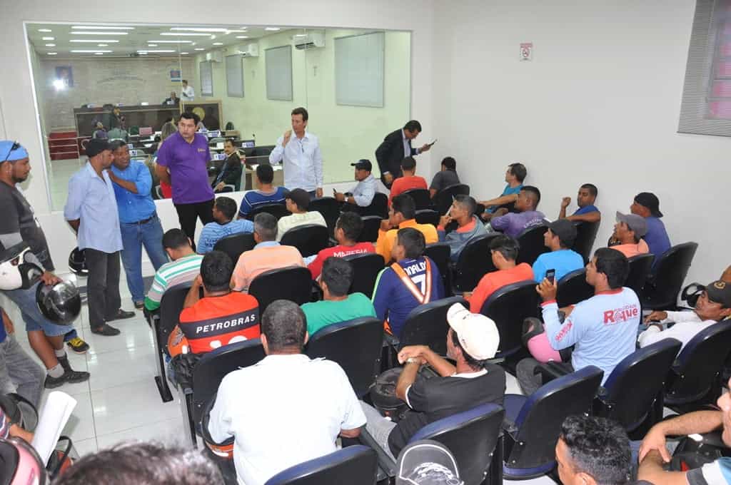 Vereadores recebem ‘motoristas sociais’ 2 Vereadores e manifestantes - F. Victor Augusto_0074