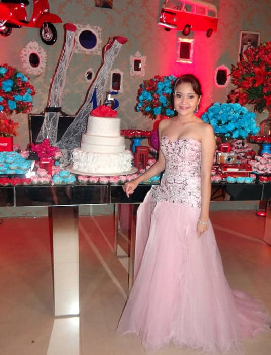 Yasmin Ferraz escolheu os anos 50 para decoração da bela festa de 15 anos realizada no Maison Borges. A coreografia da apresentação dos bailarinos foi do mestre Alex Mattos.