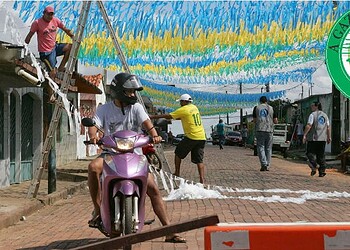 Enquanto parte da cidade aguarda com ânimo o mundial, a rua do acidente com o cilindo aparenta tristeza