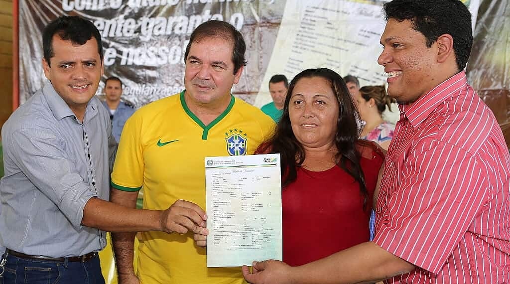 Moradores receberam títulos de terra do governador