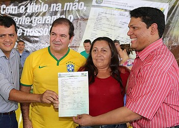 Moradores receberam títulos de terra do governador