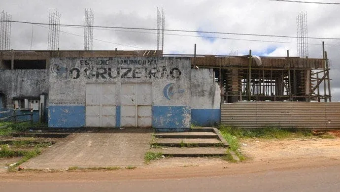 Obra de estádio está parada há 3 meses por erro em projeto 1 Fachada do Estádio Municipal ‘Cruzeirão’