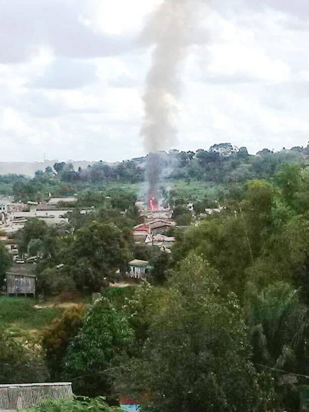 Incêndio destrói casa no Bairro Cidade Nova 2 Fumaça do incêndio podia ser vista a metros de distância