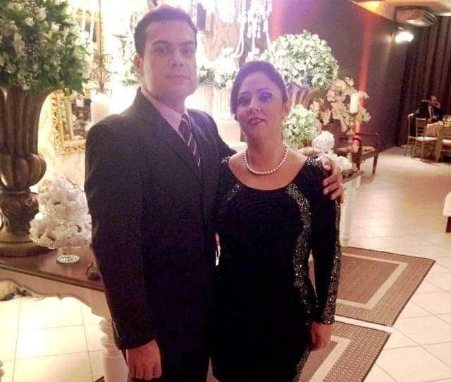 NOVO SHAPE - Quem te viu, quem te vê! O publicitário Wagner Lucena exibe novo shape, agora bem mais magro. Na foto, comemora o sucesso da perda de medidas com a esposa Karinne Correia.