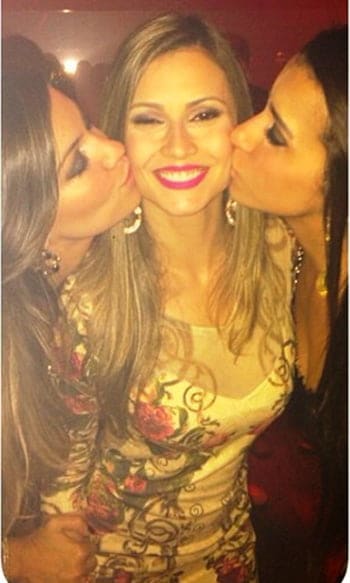 FLASH – Parabéns para a jornalista Larissa Martinello, que comemorou o noivado com Eduardo Nogueira ao lado das irmãs Maíra e Paula. Saúde e muitas felicidades para ela, que é uma querida de todos!