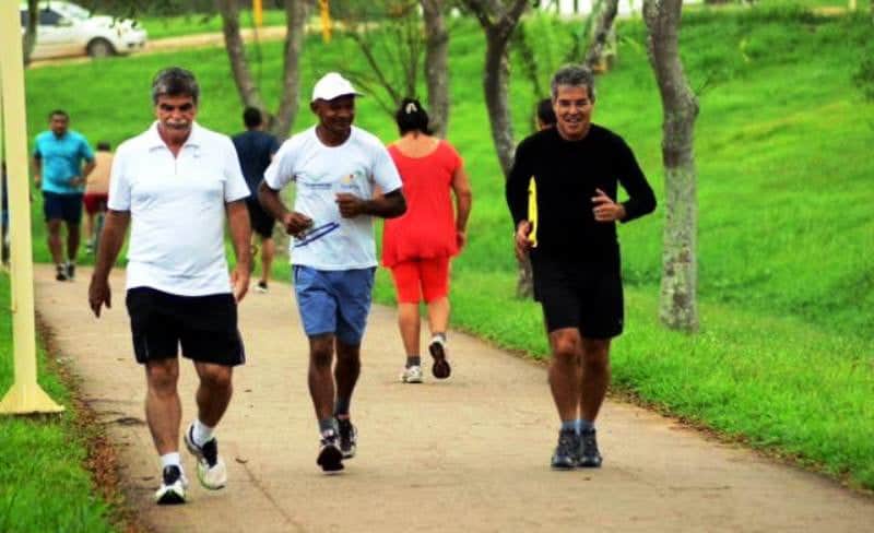 FLAGRA – Em ótima forma física, senador Jorge Viana corre pelos parques de Rio Branco para interagir com a rotina acreana.  
