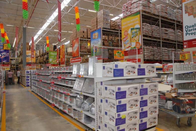 Prateleiras de comércio atacadista de Rio Branco; mercado em alta no pós-cheia