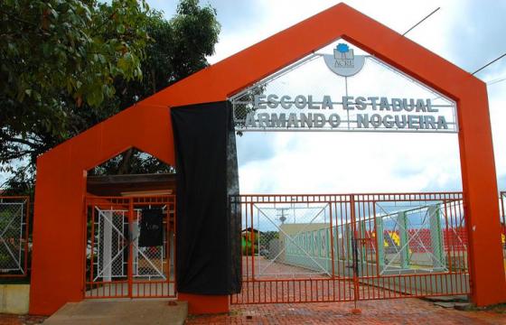 Estudante posta foto com faca na cintura em rede social