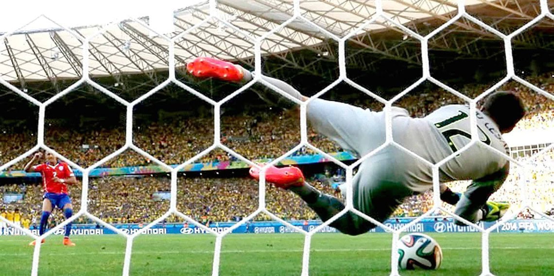 Julio César vira herói, Chile bate na trave e Brasil vai para as quartas 1 Júlio César pegou dois pênaltis, viu a bola bater na trave duas vezes e se consagrou como herói da classificação para as quartas de final