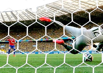 Júlio César pegou dois pênaltis, viu a bola bater na trave duas vezes e se consagrou como herói da classificação para as quartas de final