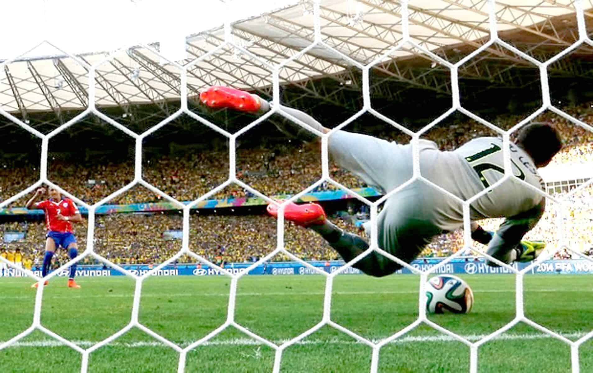 Julio César vira herói, Chile bate na trave e Brasil vai para as quartas 2 Júlio César pegou dois pênaltis, viu a bola bater na trave duas vezes e se consagrou como herói da classificação para as quartas de final