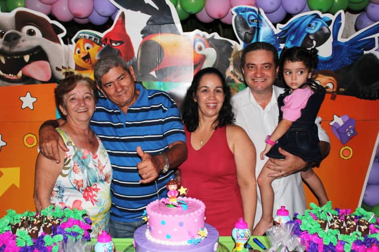 ANIVERSÁRIO – A princesinha Yanni, filha da psicóloga Ana Flávia e do arquiteto William Abreu, comemorou 3 aninhos no último sábado com uma festa temática: “Dora, a aventureira”. Na foto, o flash com os avós Joelina e Raimundo Pereira. 