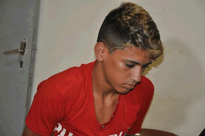 Polícia prende homem acusado de assalto e apreende menor de 16 anos