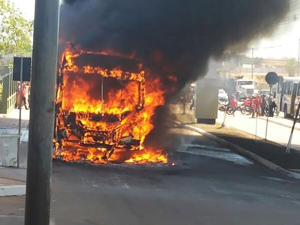 Ônibus pega fogo em frente ao Hospital das Clínicas