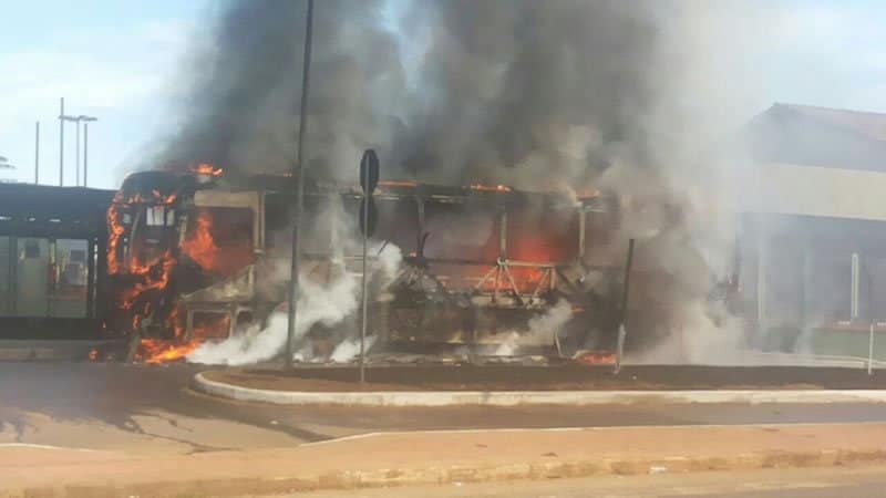 Ônibus pega fogo em frente ao Hospital das Clínicas 2